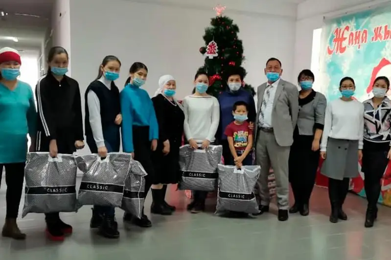 Более 300 оставшихся без попечения детей получили подарки в Атырауской области