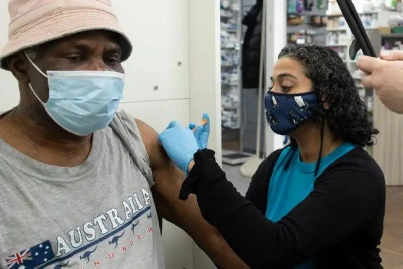 Коронавирус: в Британии попробуют совмещать вакцины, шизофрения повышает риск смерти