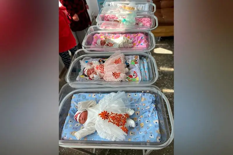 Новорожденных в ВКО одели в национальную одежду