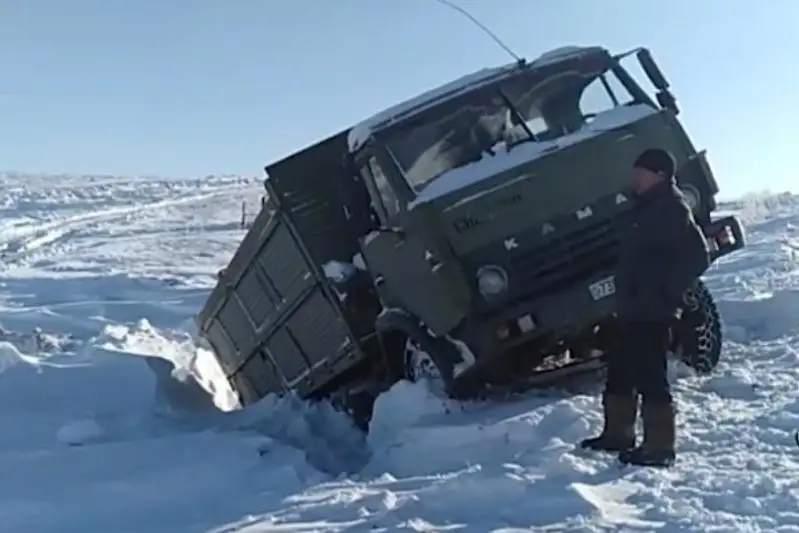 «Утонувшие» в снегу автомобили спасали полицейские ВКО