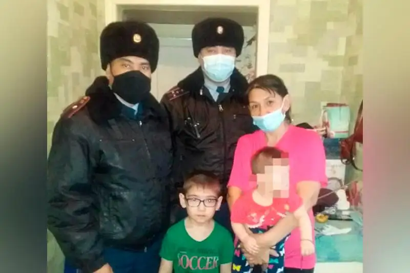 Потерявшегося мальчика вернули домой костанайские полицейские