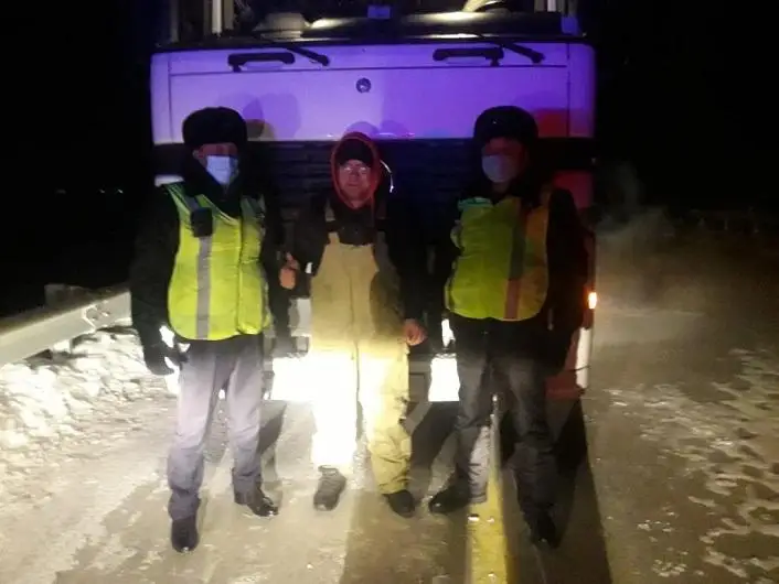 Оставшийся в непогоду в степи водитель фуры поблагодарил карагандинских полицейских