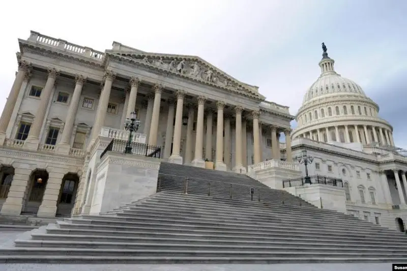 Постановление об импичменте президента Трампа подписала спикер Палаты представителей США