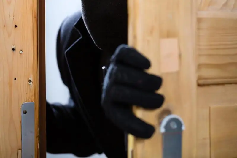 Квартирант похитил около двух млн тенге у пенсионерки в Усть-Каменогорске