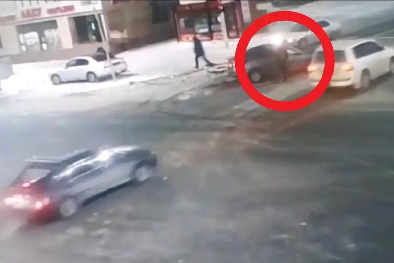 Из попавшей в аварию автомашины украл сотовый телефон очевидец ДТП в столице