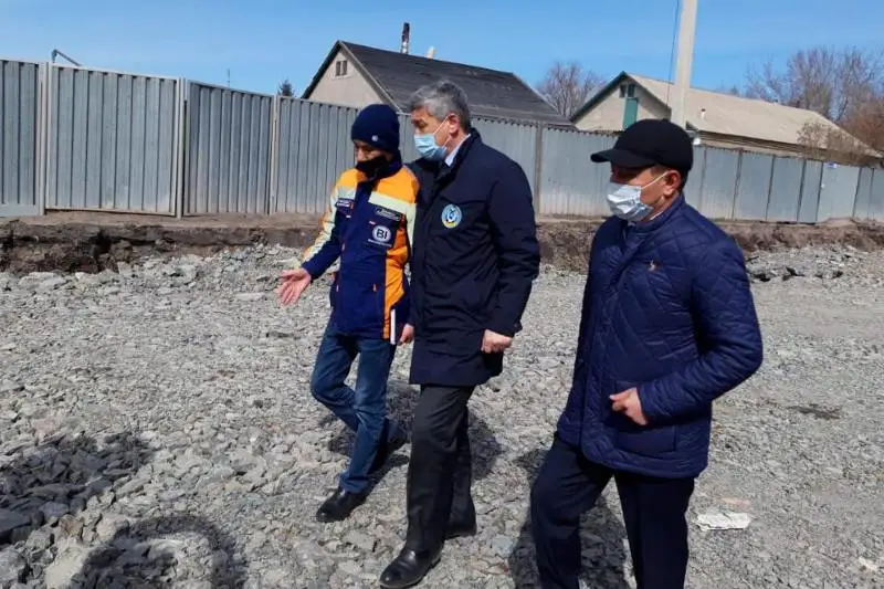 Аким Караганды проверил ход дорожных работ в городе