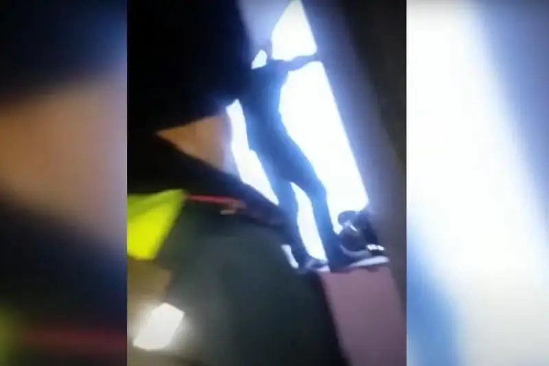 Пытавшегося выброситься с 12 этажа парня спасли в Нур-Султане