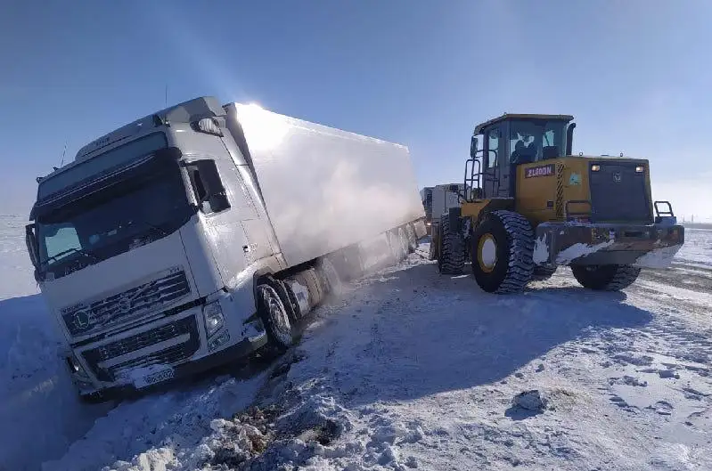 Вытащить из кювета фуру помогли водителю акмолинские полицейские
