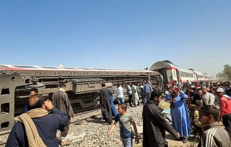 Официальное число погибших в столкновении поездов в Египте сократилось до 19 человек