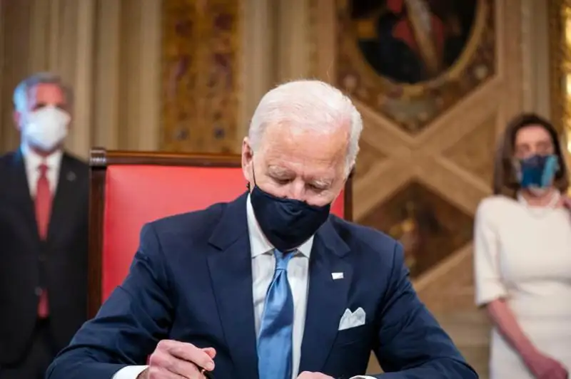 Джо Байден отменил многие решения Дональда Трампа с помощью первой серии указов