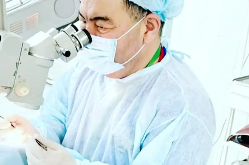 Проволоку из глаза длиной 3 см удалили мужчине в Алматы