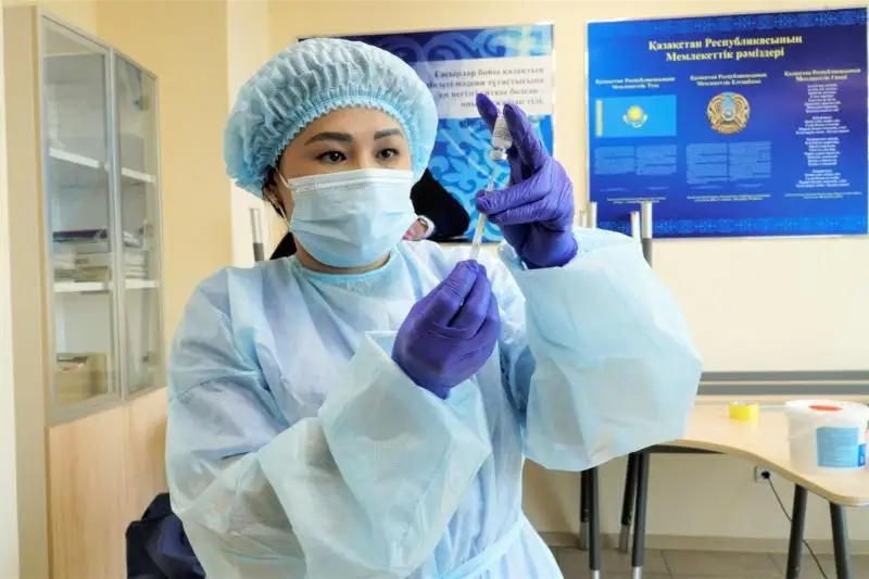Массовая вакцинация трудовых коллективов от КВИ проходит в Нур-Султане