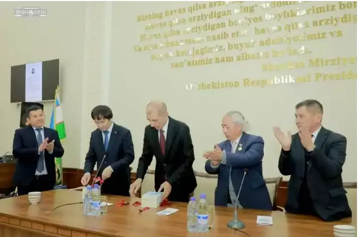 قازاق اقىندارىنىڭ جيناعى وزبەك تىلىندە جارىق كوردى - شەتەلدەگى قازاق باسپا ءسوزى