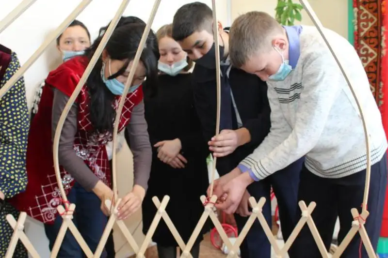 Юрта своими руками: тренинг по сборке этноконструктора провели для юных карагандинцев