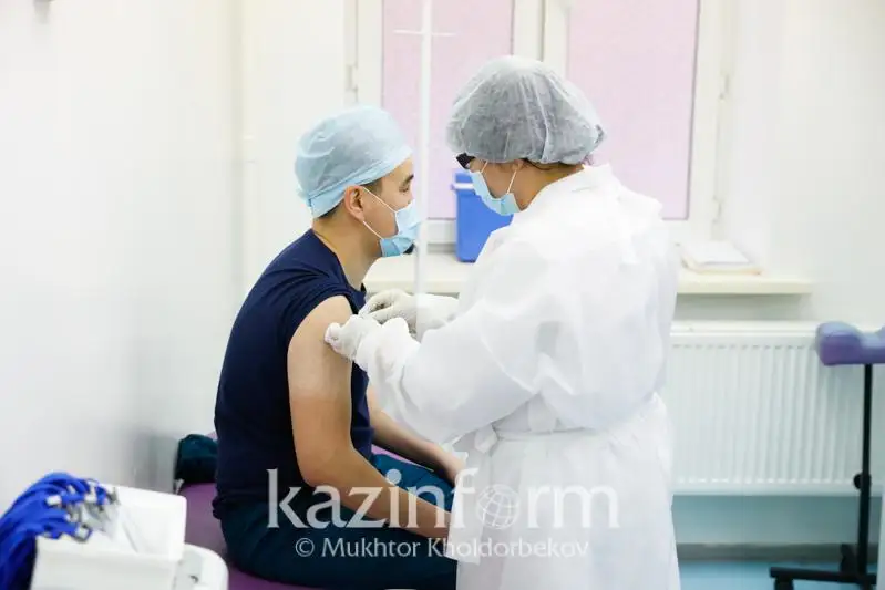 Сколько человек вакцинируют на первом этапе в столице