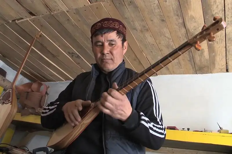 Уникальные двусторонние домбры изготавливает житель ВКО