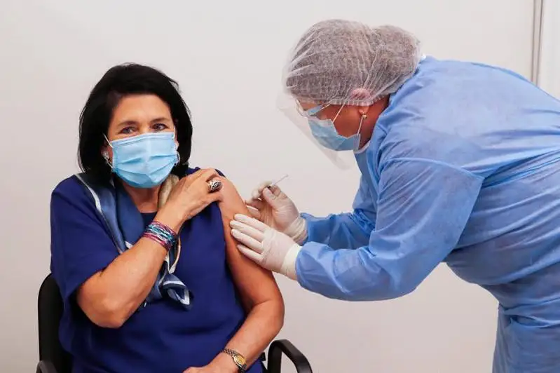 Президент Грузии привилась от коронавируса в свой день рождения