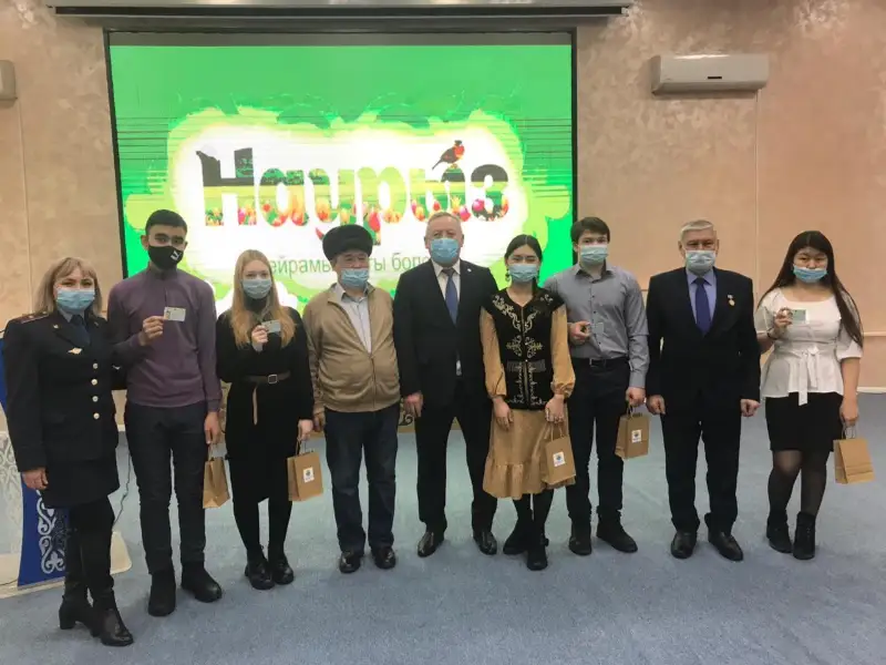 Накануне Наурыза юные кокшетауцы получили первые удостоверения из рук акима