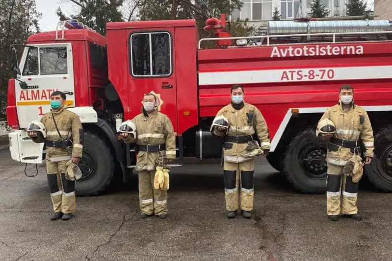 Женщину из горящего магазина спасли пожарные в Алматы