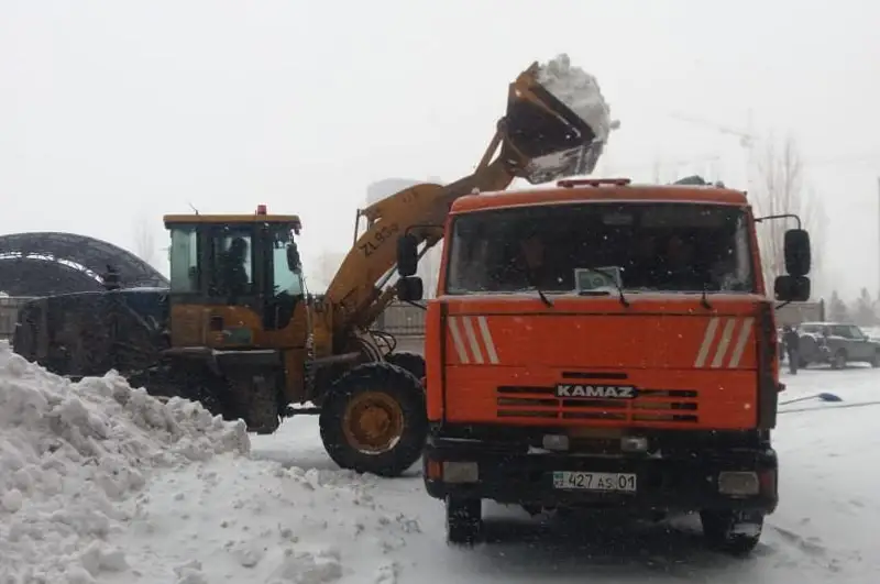Свыше 1 700 дорожных рабочих убирают снег в Нур-Султане