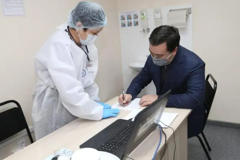 Вакциной от COVID-19 привился аким Карагандинской области