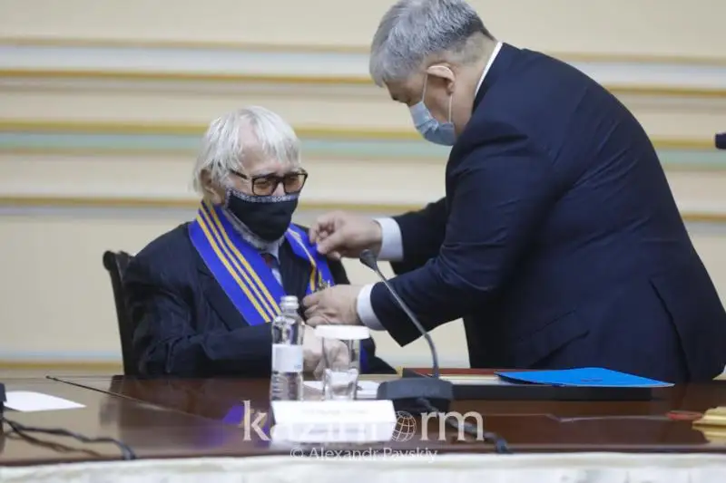 Народный артист Казахстана Сабит Оразбаев награжден орденом «Барыс» I степени