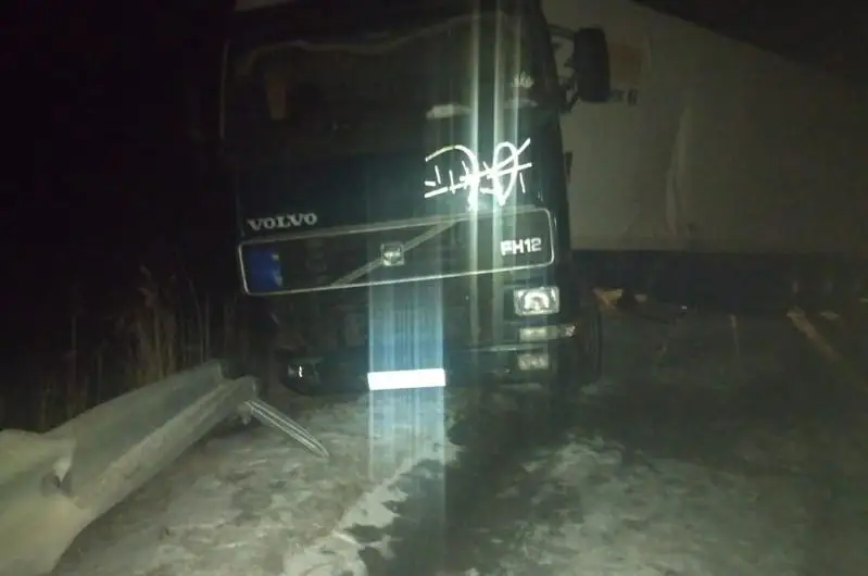 Попавшего в ДТП водителя из Кыргызстана спасли полицейские Туркестанской области