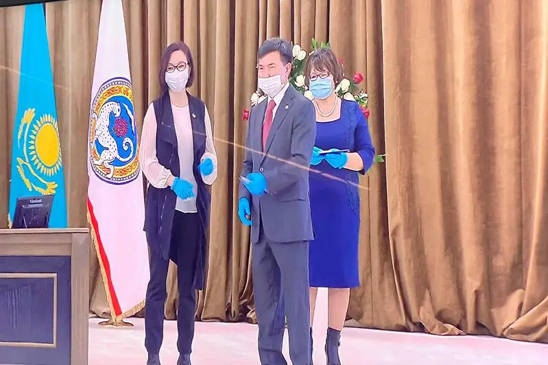 Удостоверение и значки депутатам маслихата вручили в Алматы