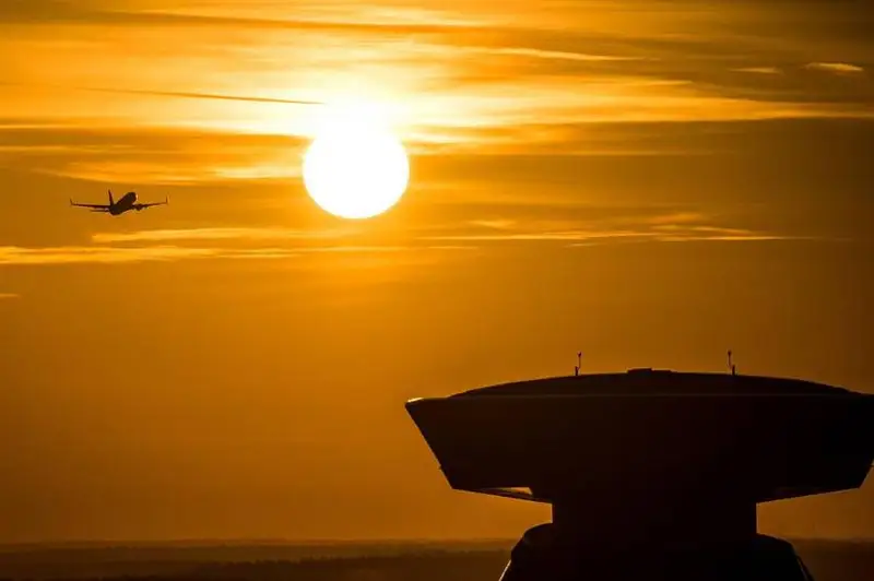 Пилотов пассажирского самолета ослепили лазером при посадке в Москве