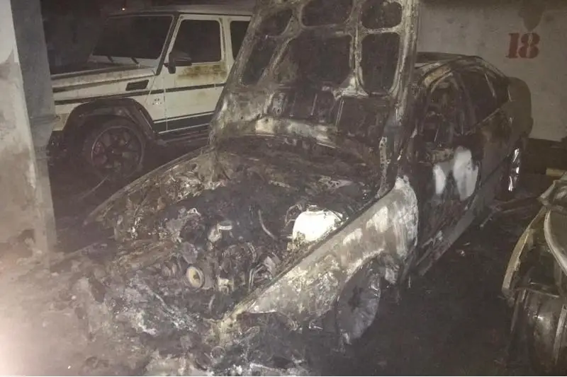 Два автомобиля горели в паркинге жилого комплекса в Алматы
