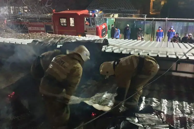 Дом на шесть владельцев горел в Алматы: огонь тушили более 60 пожарных