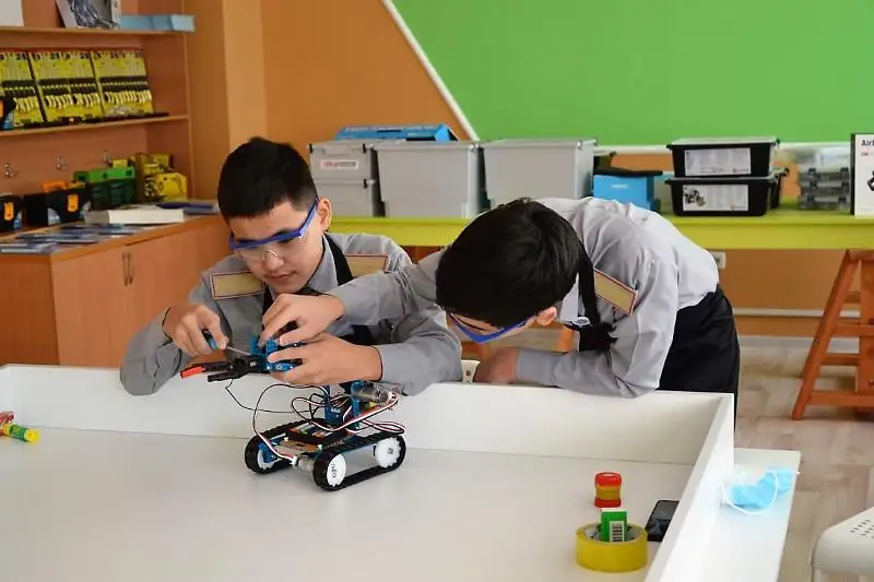 Atyraý stýdentteri áskerı robototehnıka, qarý-jaraq qurastyrýdan saıysty