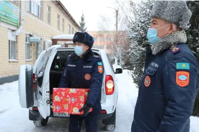 Воспитанников детдома поздравили с наступающим праздником карагандинские спасатели