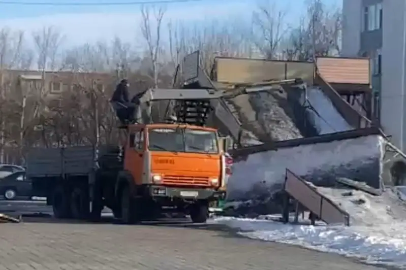 Горку демонтировали на Центральной площади Семея