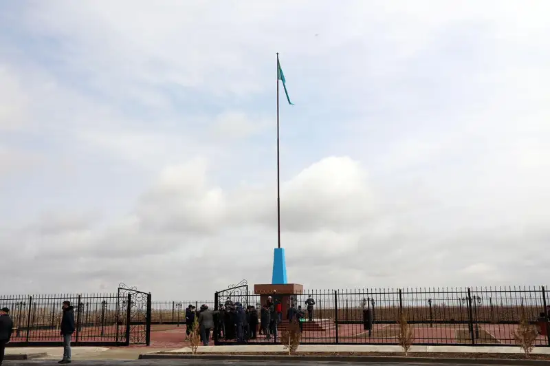 На родине автора Государственного флага Шакена Ниязбека в Жамбылской области установили 24-метровый флагшток