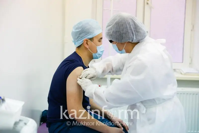 Сколько казахстанцев привились вакциной от коронавируса