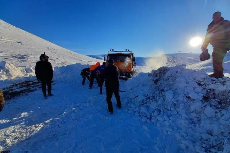 Восемь человек оказались в снежных заносах в Туркестанской области