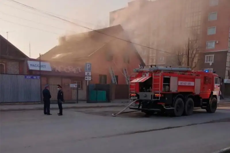 Два газовых баллона вытащили из горящего дома гвардейцы в Кокшетау