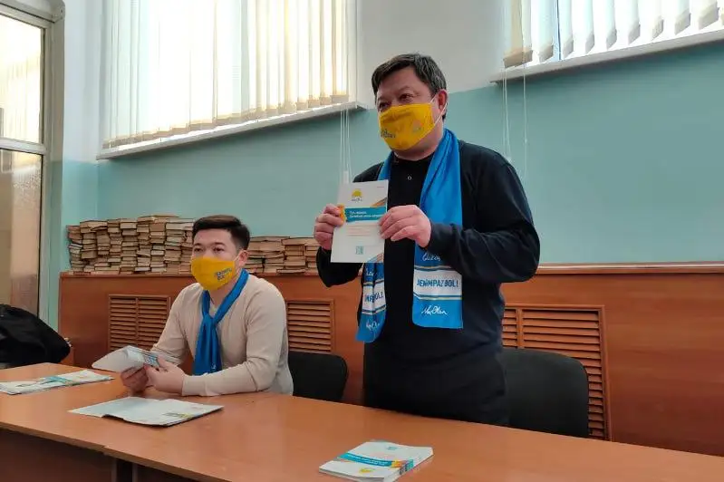 Деревья, фонари и языковые курсы: кандидаты от «Nur Otan» ответили на вопросы заводчан в Павлодаре