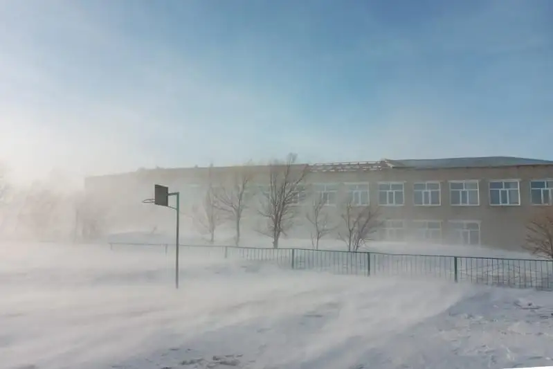 Сильный ветер сорвал кровлю со здания школы в ВКО