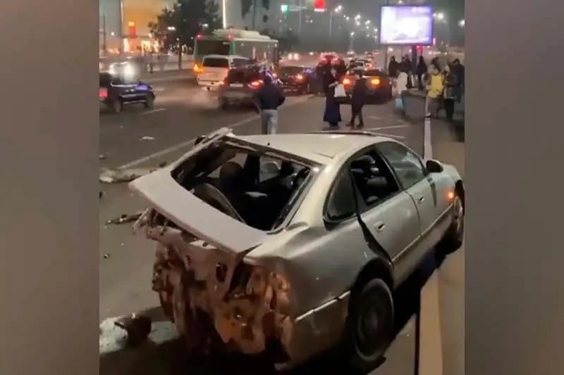 Массовое ДТП в Алматы: повреждены автобус и легковушки