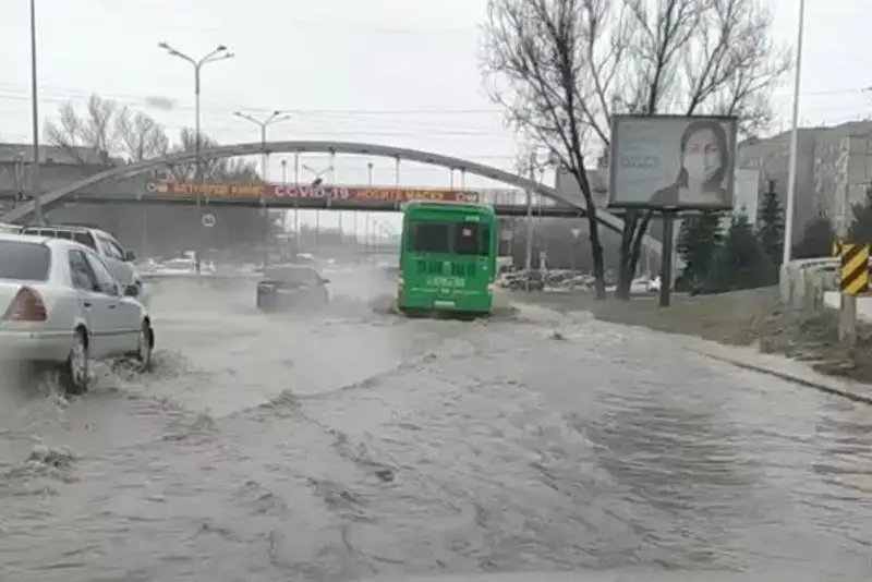 Венеция, мы соскучились - алматинцы сняли на видео затопленные улицы