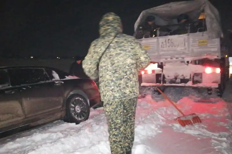 Гвардейцы спасли около 50 людей из снежных заносов близ Нур-Султана