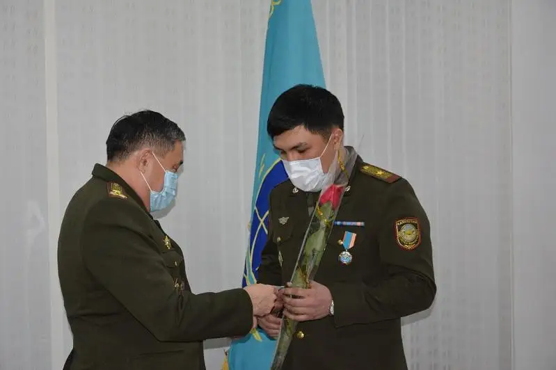 За спасение жителей Алматинской области из снежных заносов наградили сотрудников ДЧС