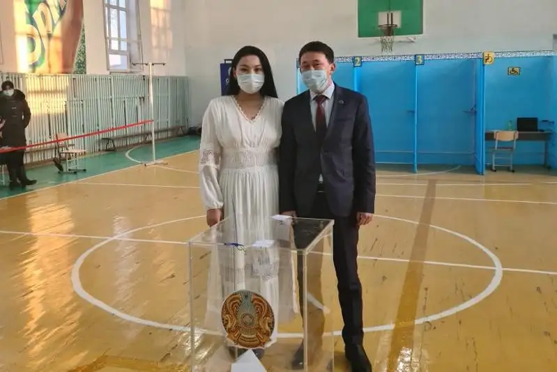 Молодожены проголосовали в Туркестане