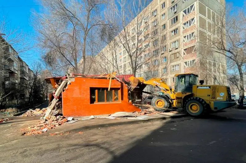 Незаконную постройку снесли в Алматы