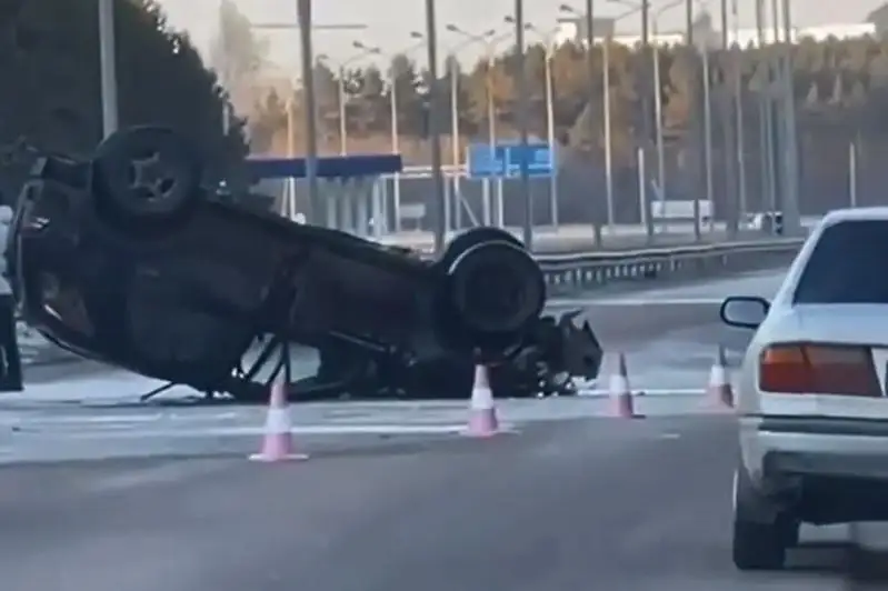 Сбил опору освещения и перевернулся автомобиль в Петропавловске