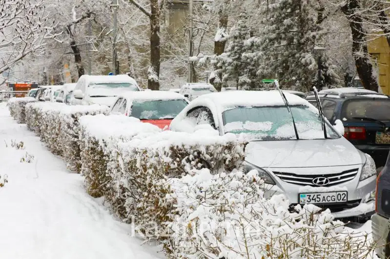 Алматинцев попросили убрать машины с обочин дорог
