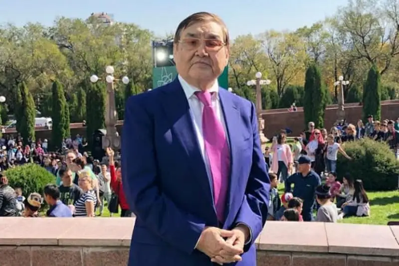 Ескендир Хасангалиев с супругой находятся в реанимации с коронавирусом