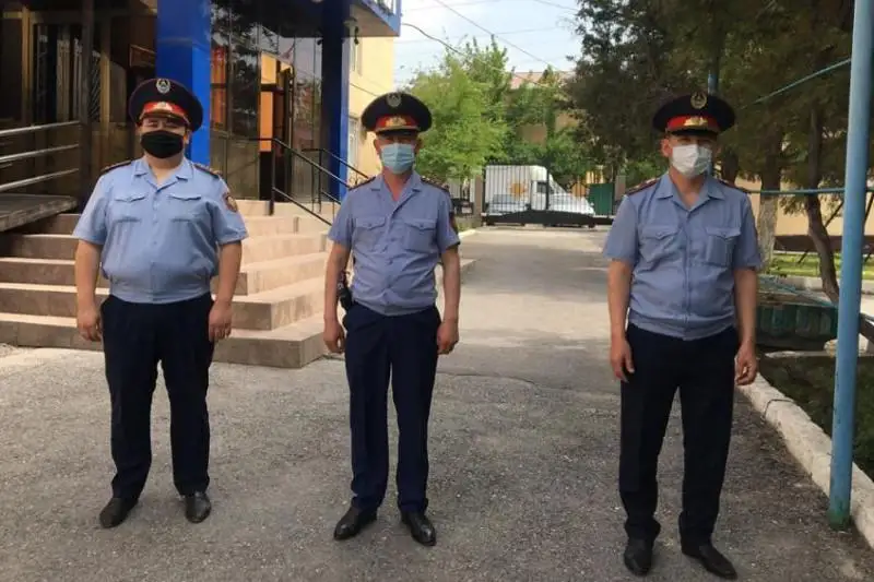 Пытавшуюся спрыгнуть с моста школьницу спасли туркестанские полицейские